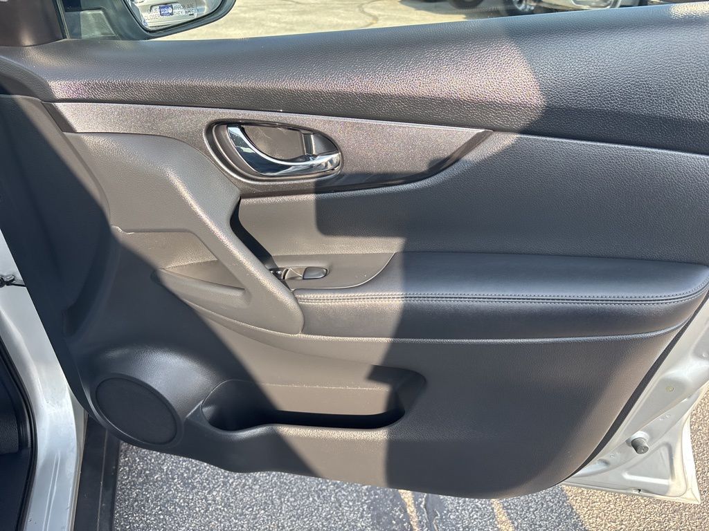 2018 Nissan Rogue SV photo 29