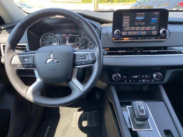 2024 Mitsubishi Outlander ES photo 10