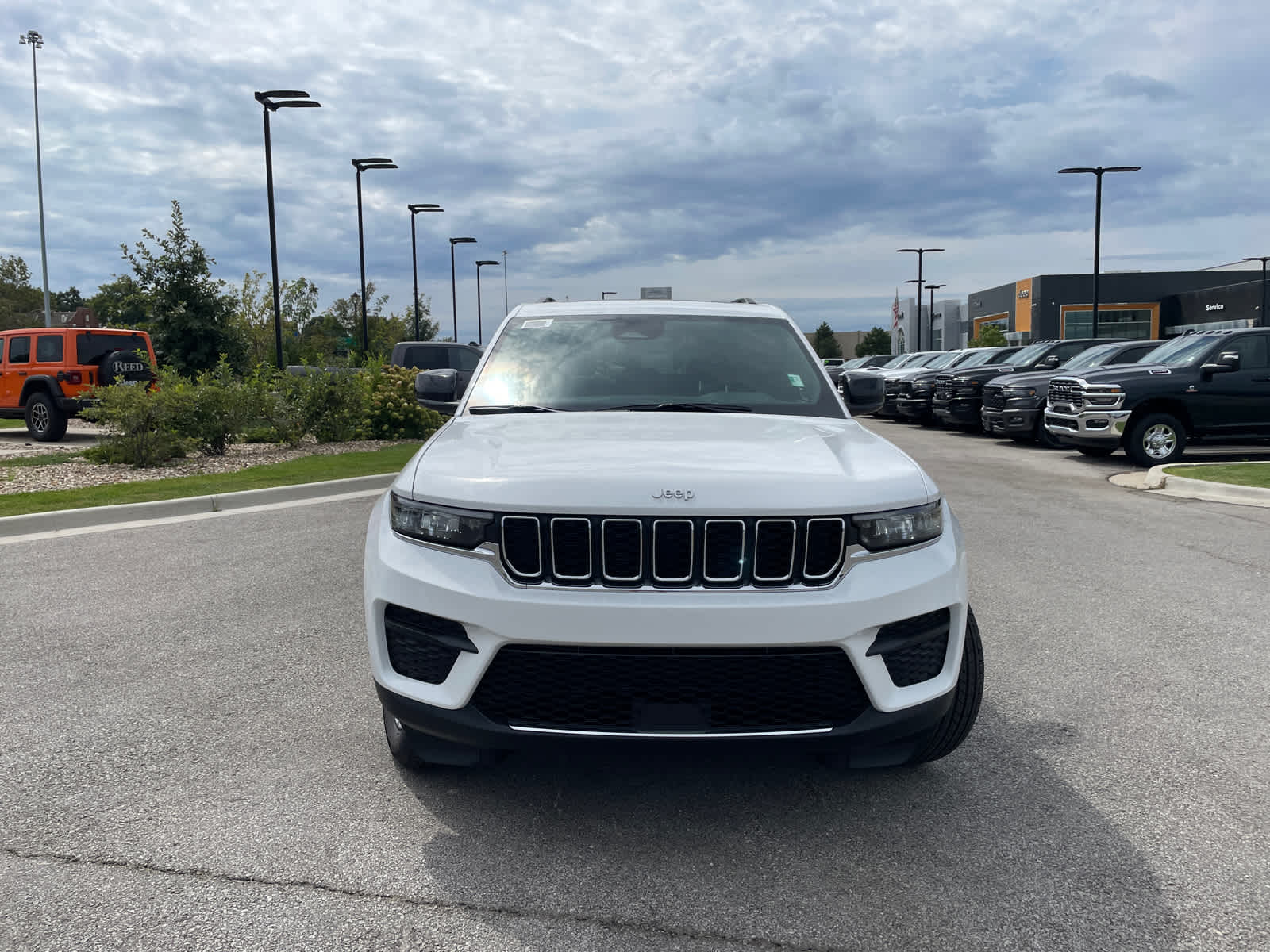2025 Jeep Grand Cherokee Laredo X photo 2