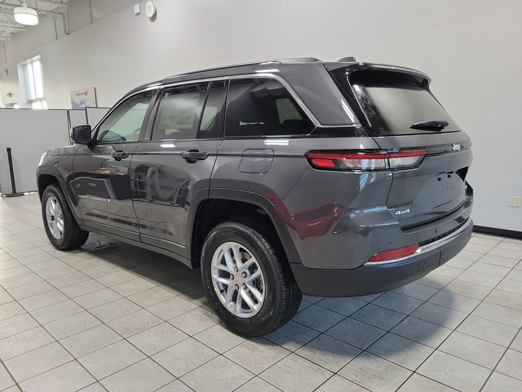 2025 Jeep Grand Cherokee Laredo X photo 3