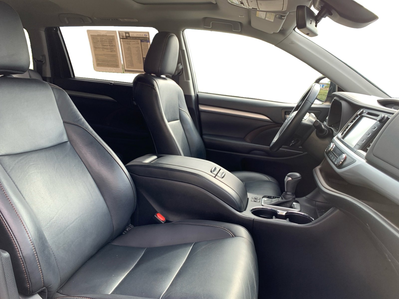 Used 2019 Toyota Highlander XLE with VIN 5TDJZRFH5KS600993 for sale in Kansas City