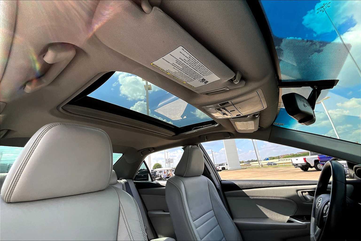 2016 Toyota Camry XLE photo 13