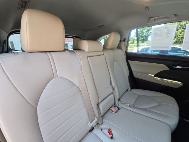 2021 Toyota Highlander XLE photo 16
