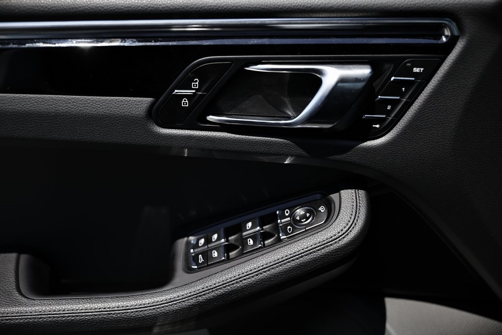 2024 Porsche Macan T photo 18