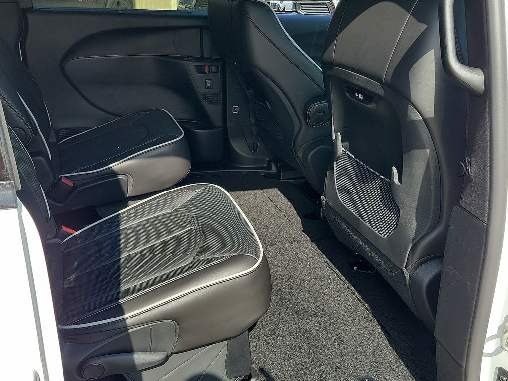 2025 Chrysler Pacifica Limited photo 9