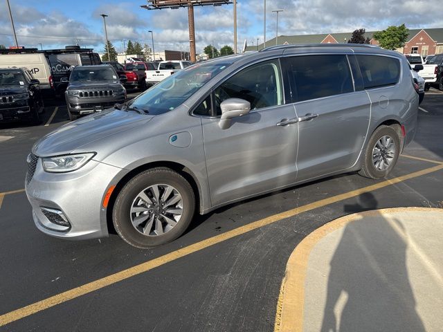 2021 Chrysler Pacifica Hybrid Touring L photo 3