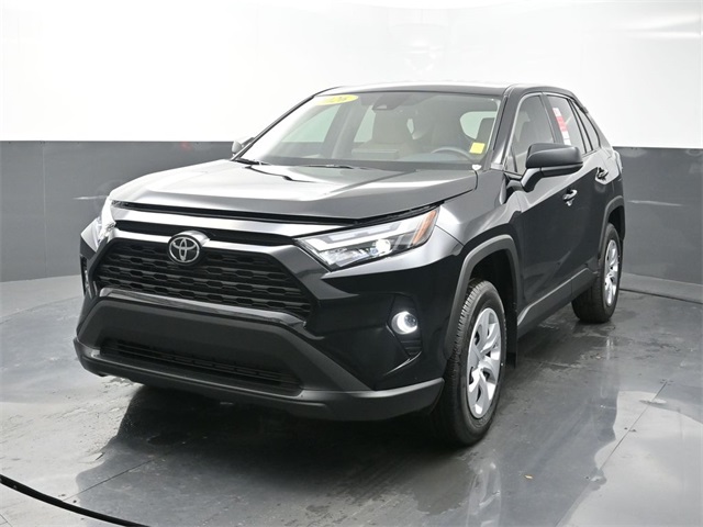 2025 Toyota RAV4 LE's photo