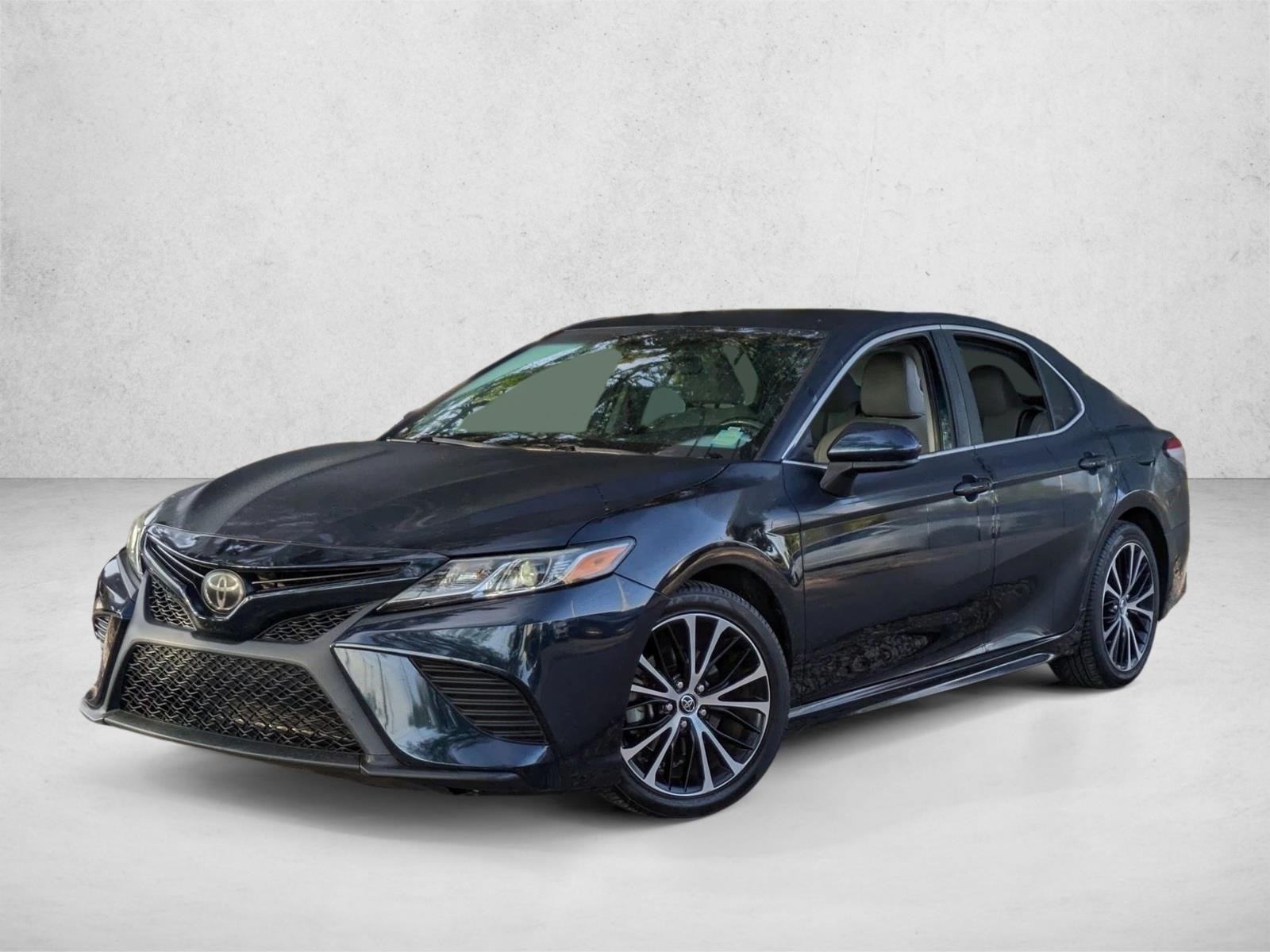 2020 Toyota Camry SE's photo