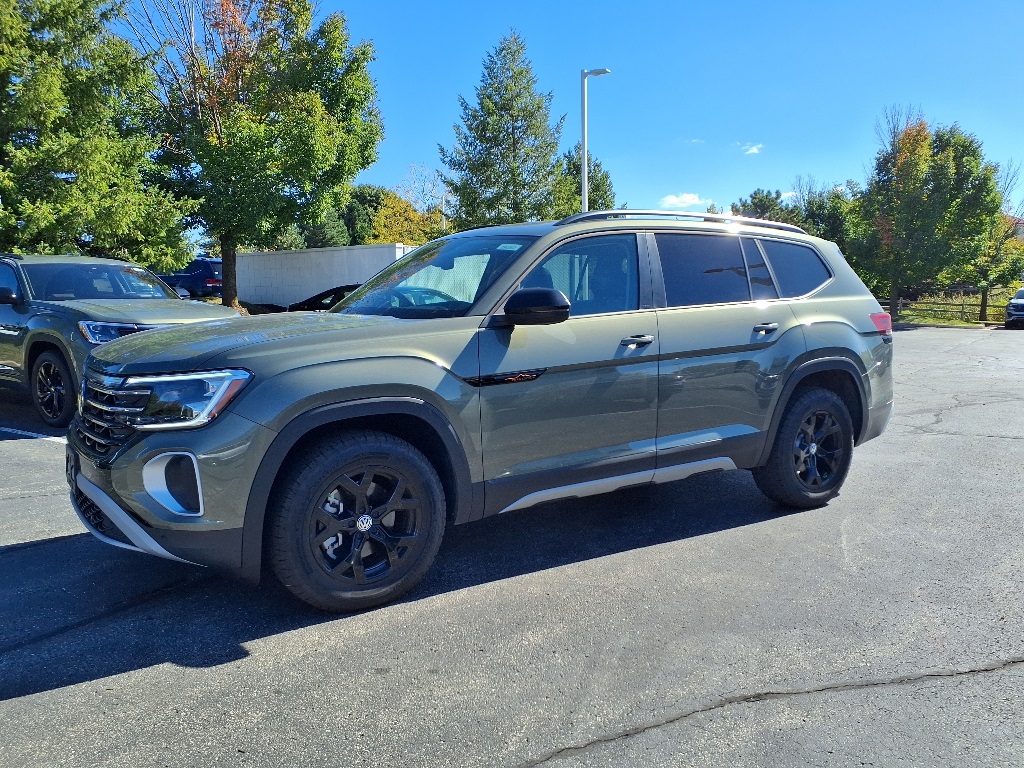 2025 Volkswagen Atlas Peak Edition SE photo 3