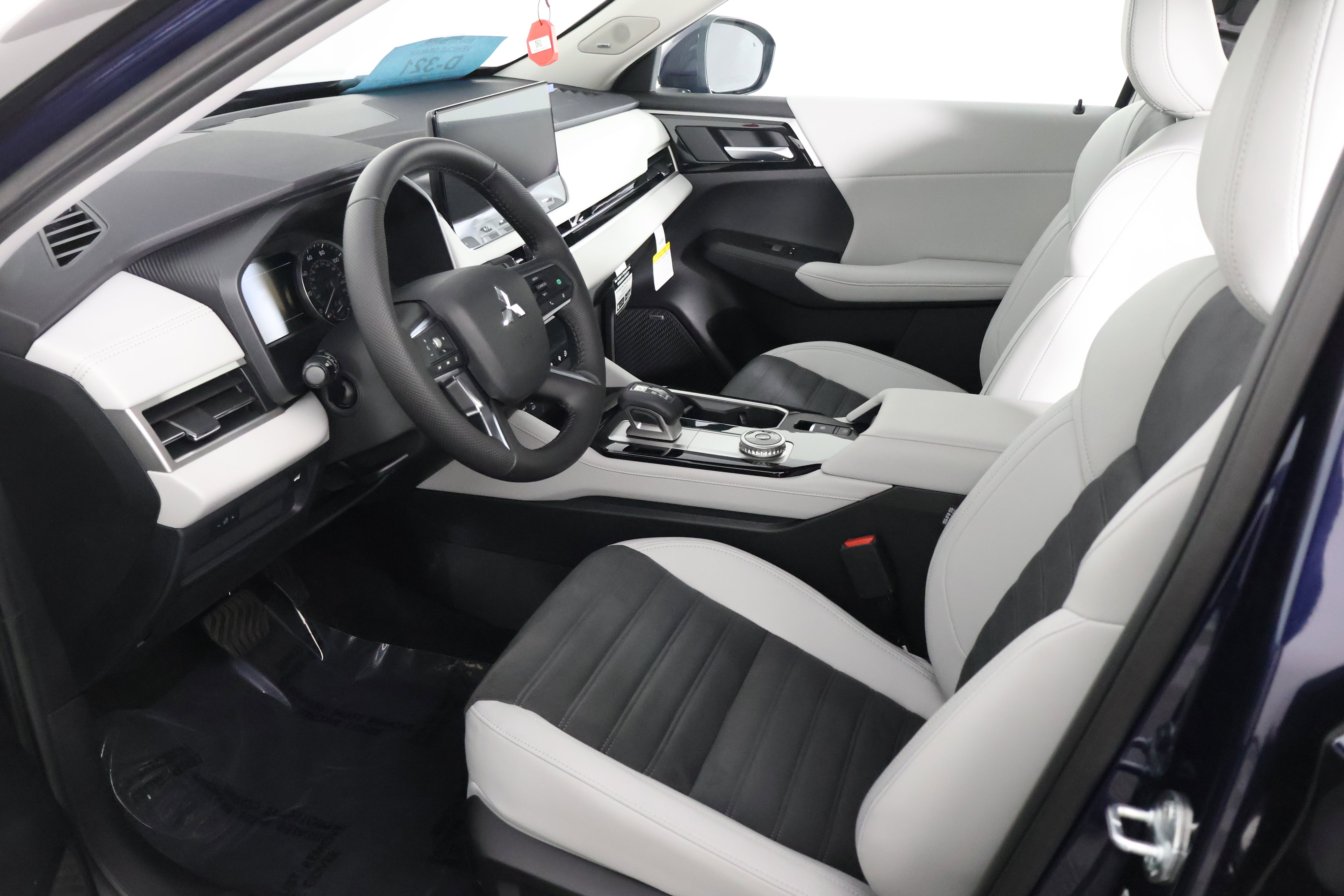 2025 Mitsubishi Outlander SE photo 14