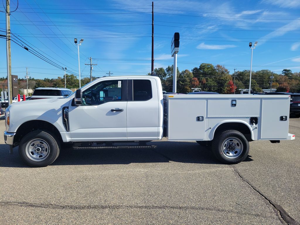2026 Ford F-350 Super Duty Chassis Cab XL's photo