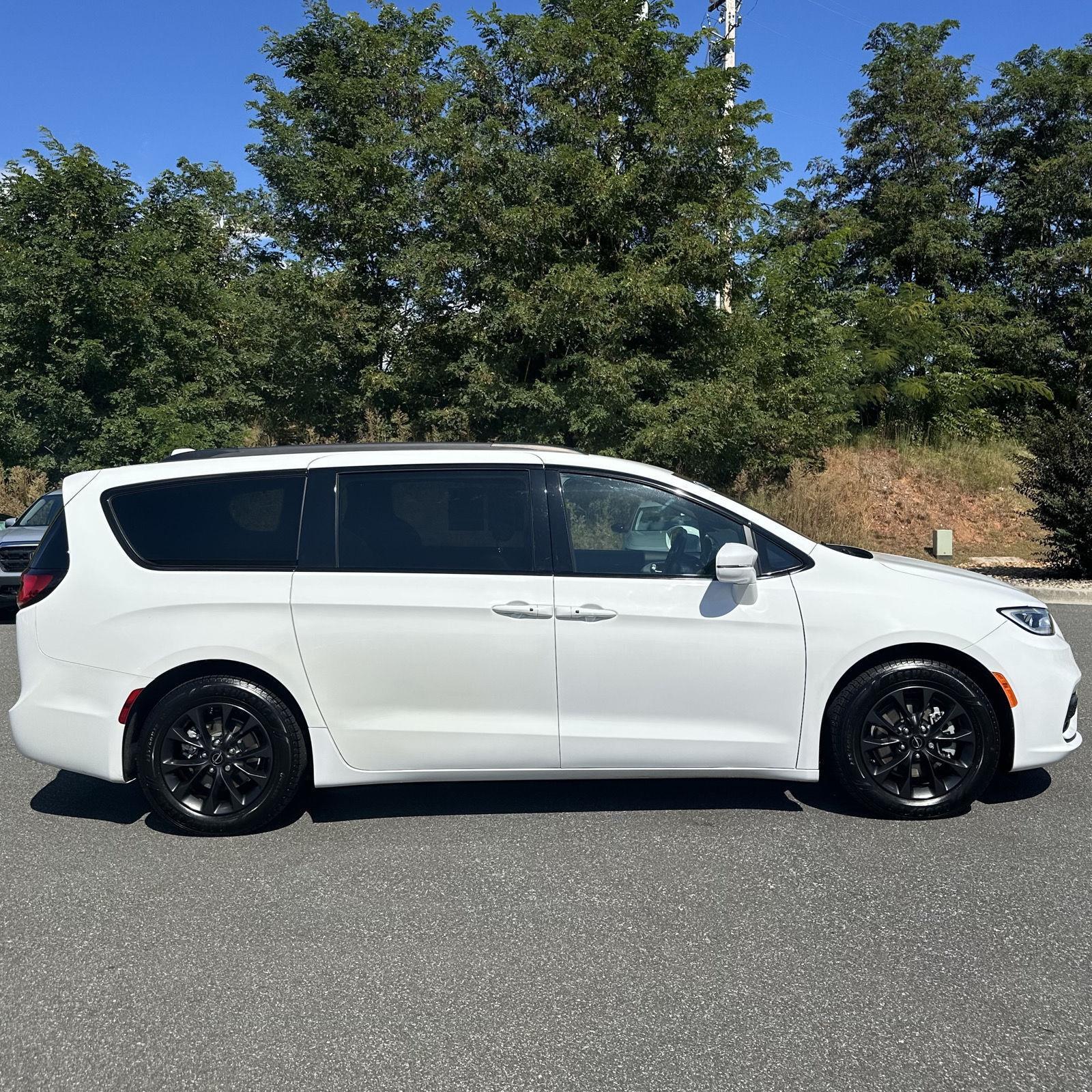 2021 Chrysler Pacifica Touring L photo 4