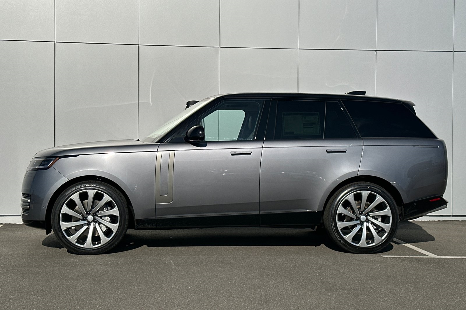 2025 Land Rover Range Rover SE photo 2