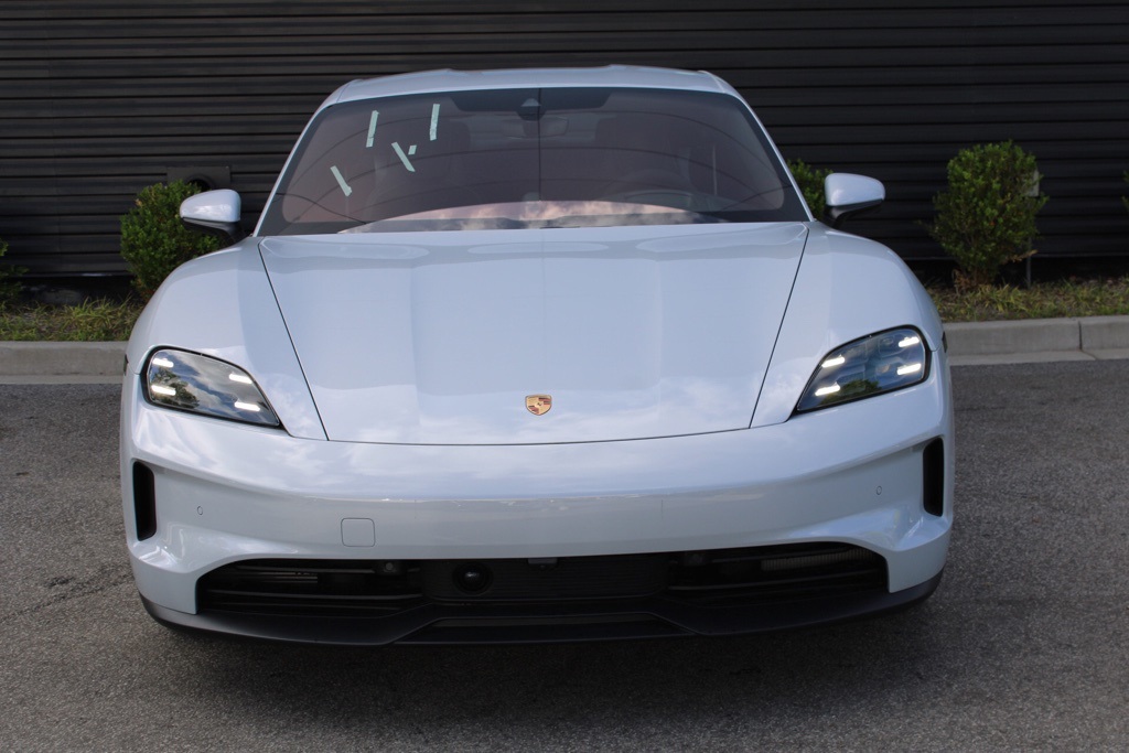 2025 Porsche Taycan photo 10