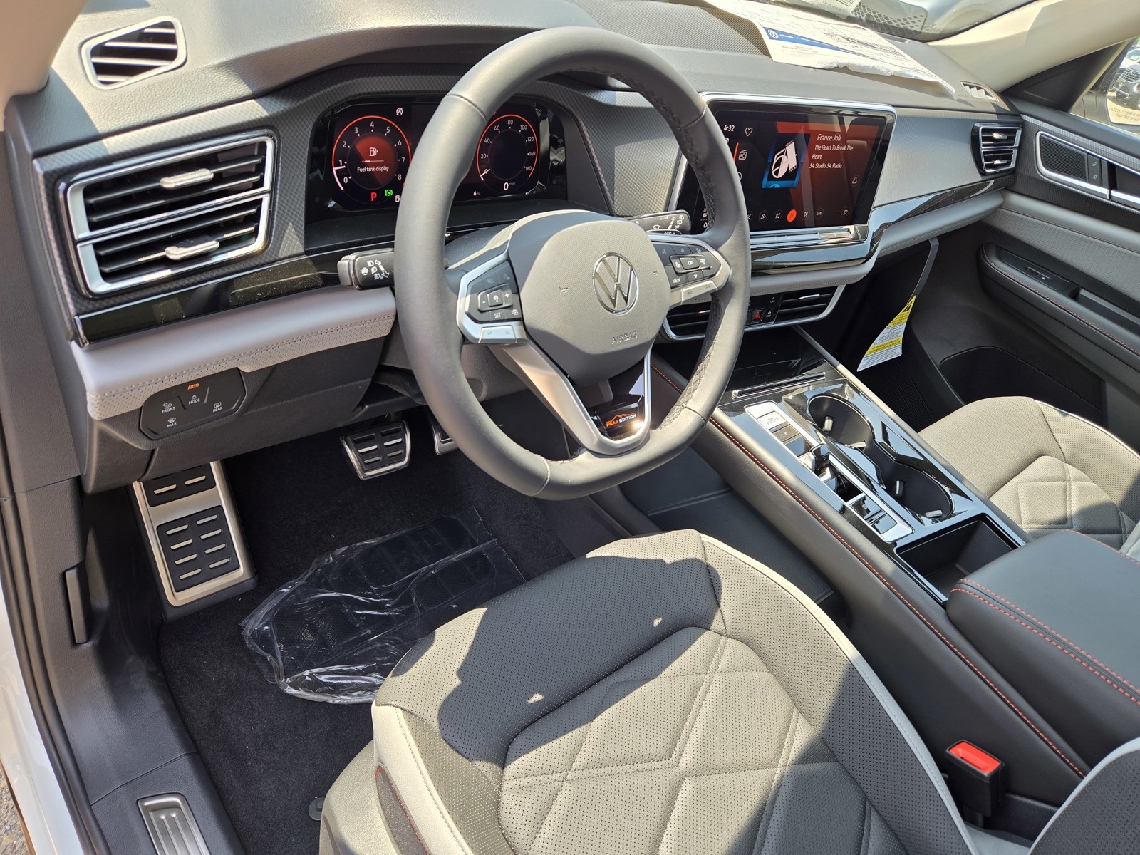 2025 Volkswagen Atlas SE Technology Peak Edition photo 11