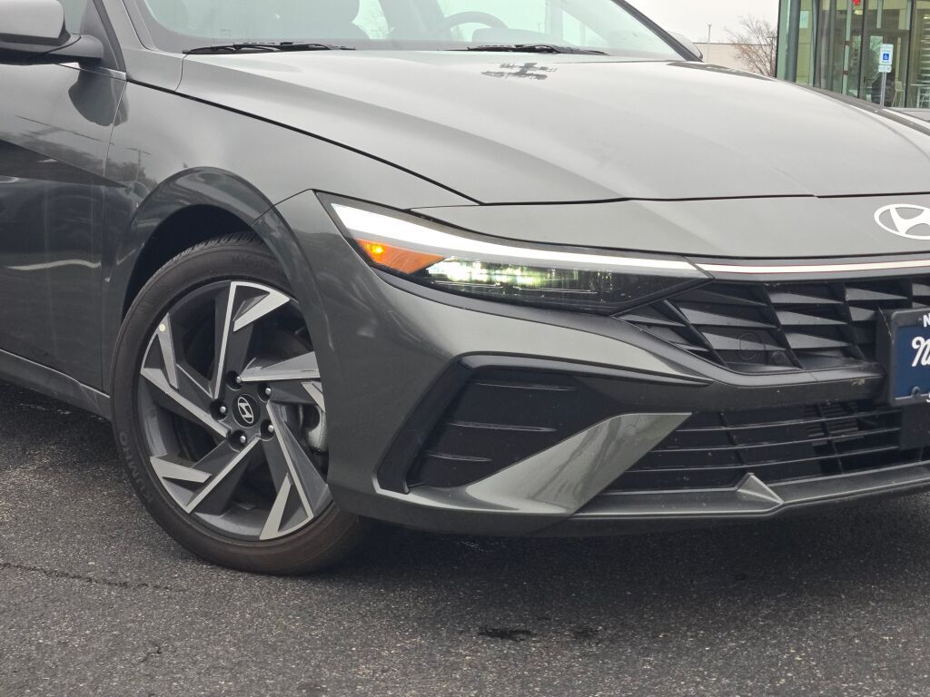 2024 Hyundai Elantra Limited photo 2