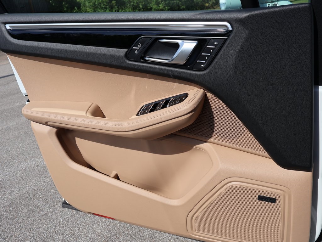 2025 Porsche Macan T photo 31