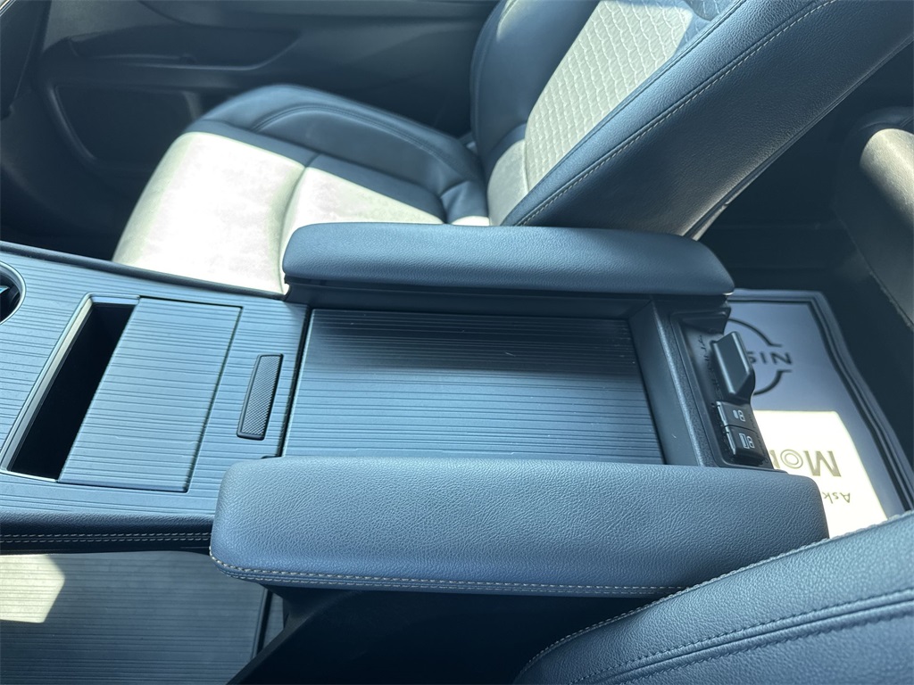 2024 Toyota Sienna LE photo 26