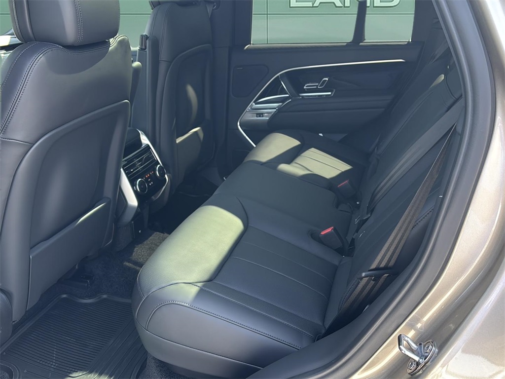 2025 Land Rover Range Rover SE photo 15