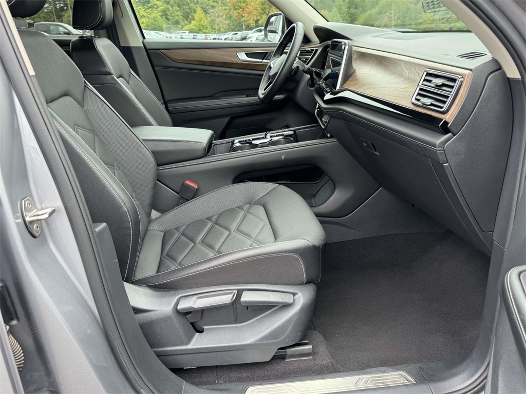2024 Volkswagen Atlas SE Technology photo 15