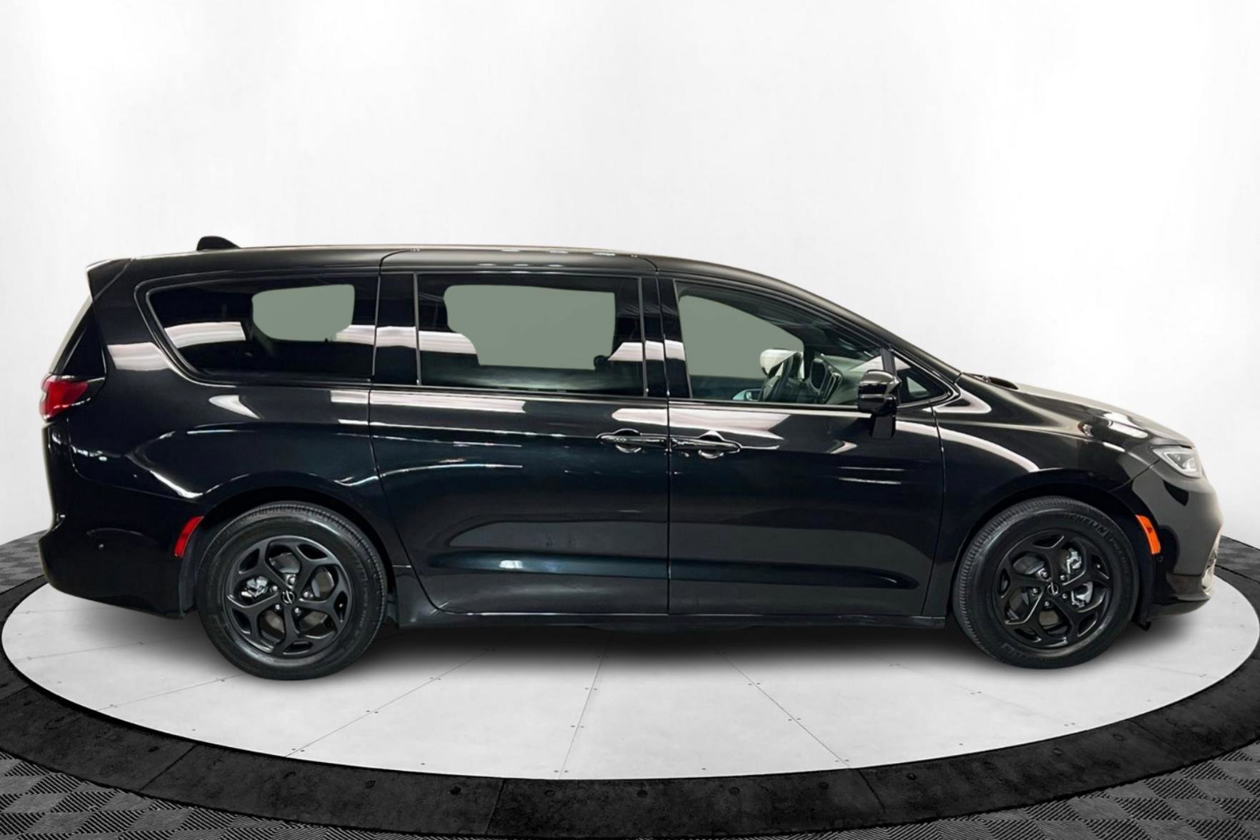 2024 Chrysler Pacifica Hybrid S Appearance photo 4