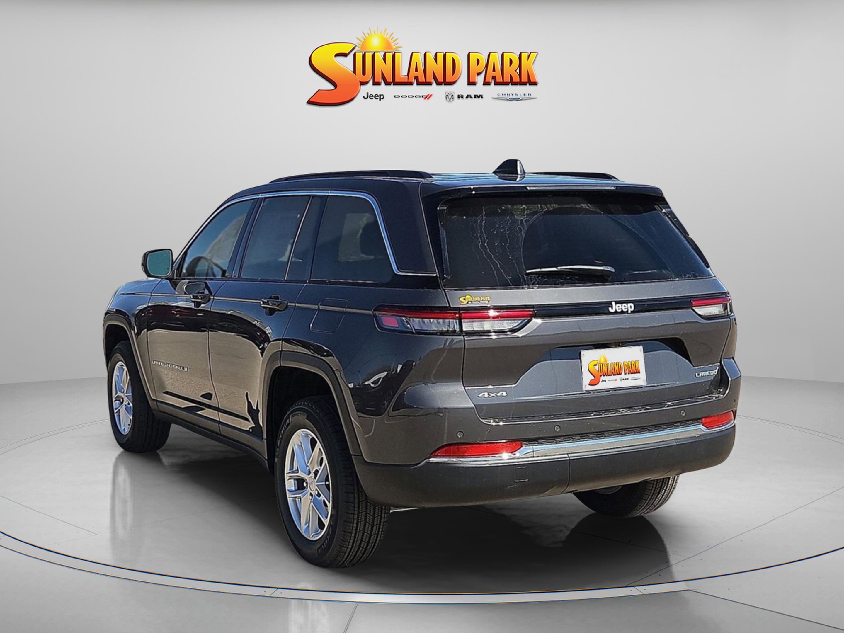 2025 Jeep Grand Cherokee Laredo X photo 3