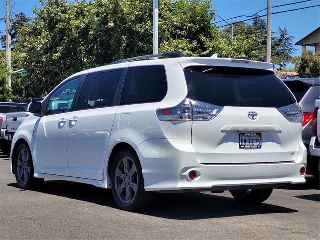 2020 Toyota Sienna SE photo 7