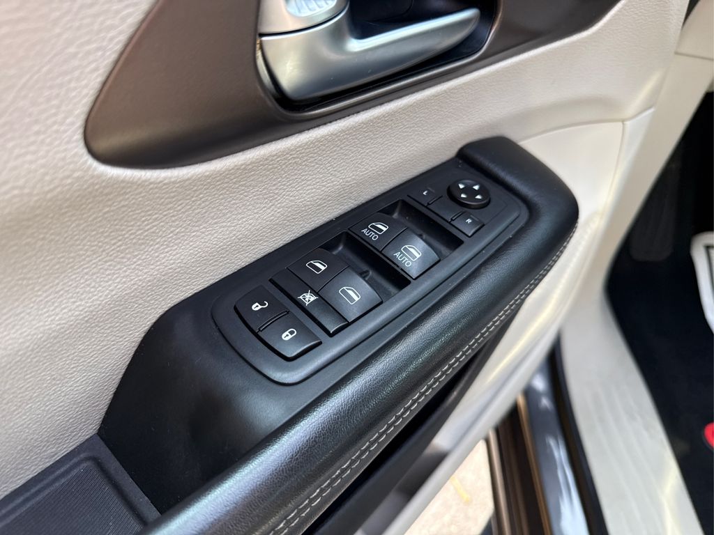2020 Chrysler Voyager LXi photo 28