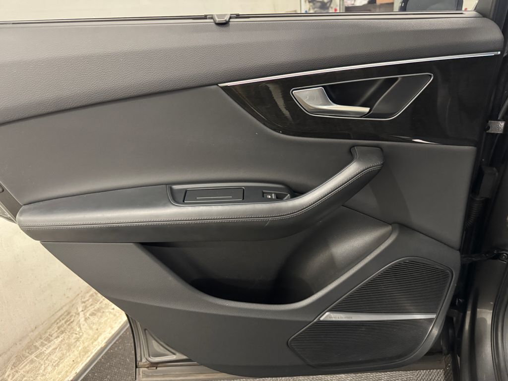2021 Audi Q7 55 Prestige photo 14