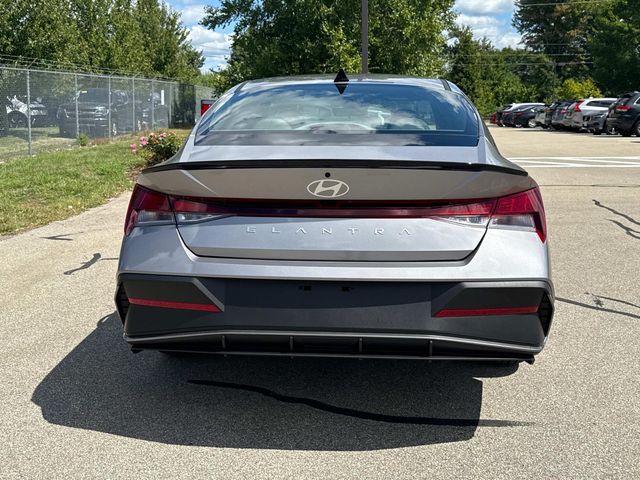 2025 Hyundai Elantra SEL Sport photo 5