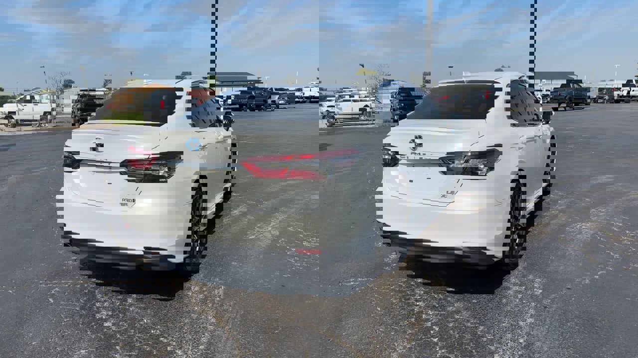 2022 Toyota Camry Hybrid XLE photo 8