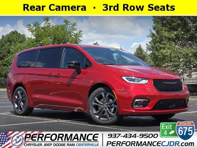 2026 Chrysler Pacifica Select's photo