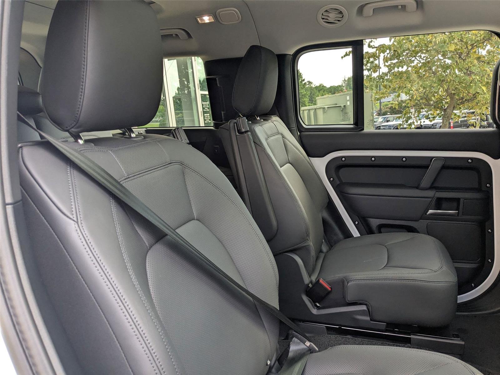 2025 Land Rover Defender 130 X-Dynamic SE photo 30