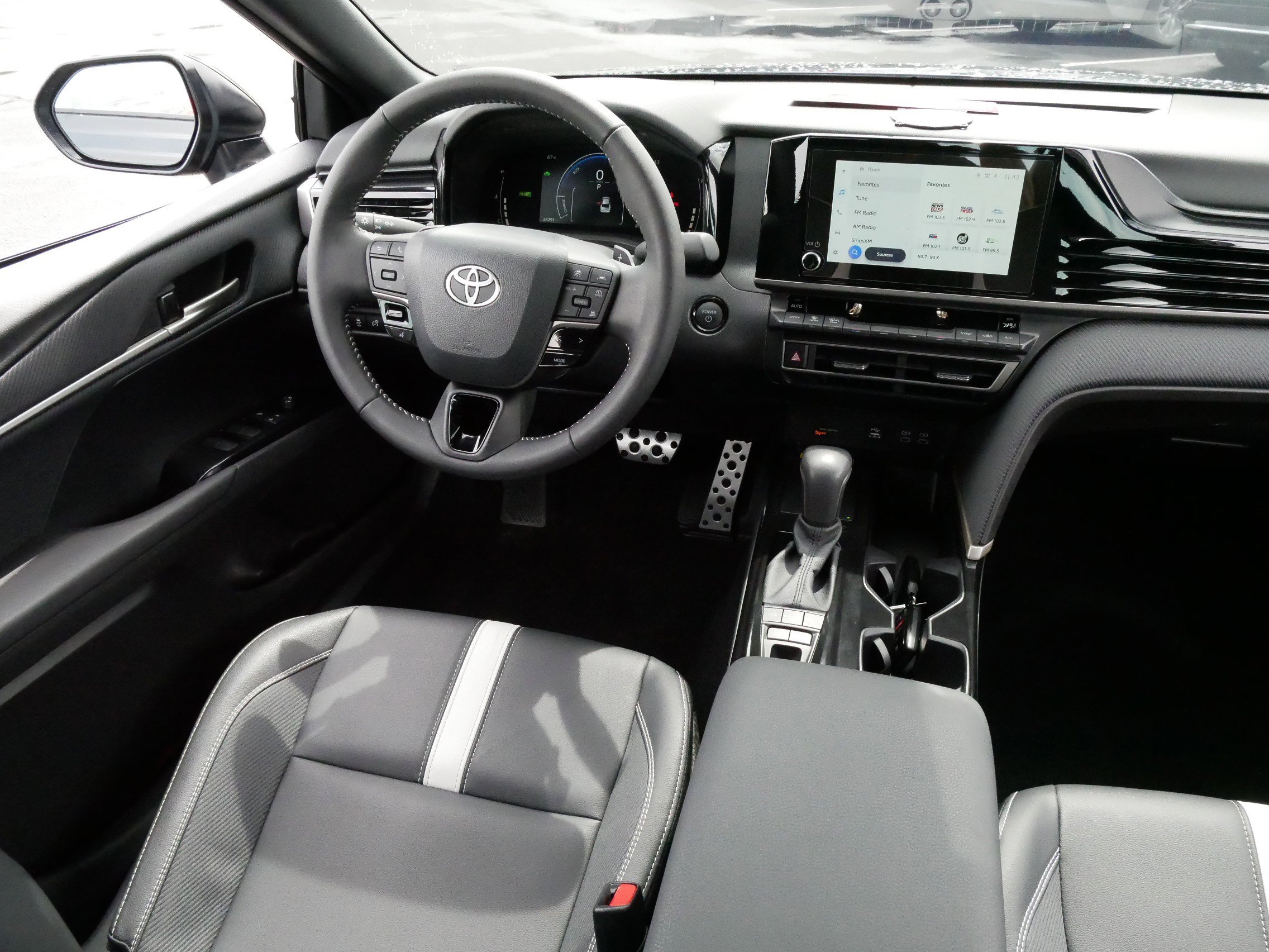 2025 Toyota Camry SE photo 9