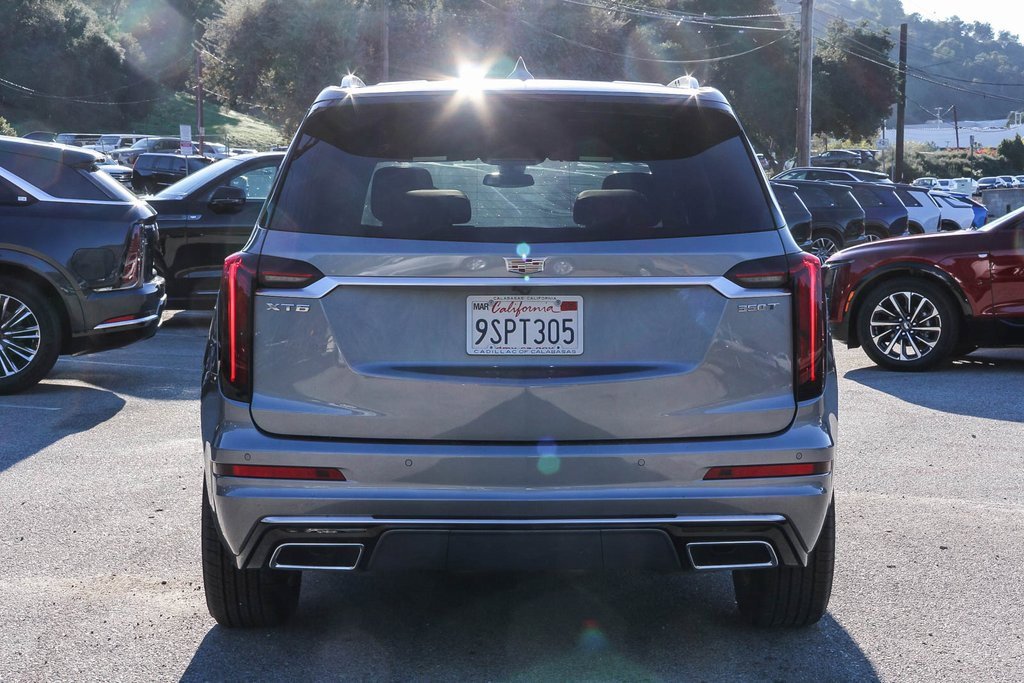 2025 Cadillac XT6 Luxury photo 3