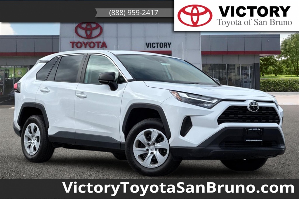 2024 Toyota RAV4 LE's photo