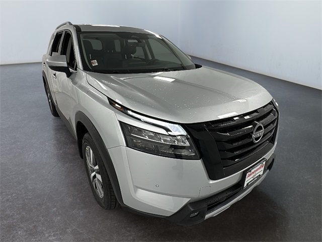 2025 Nissan Pathfinder SL's photo