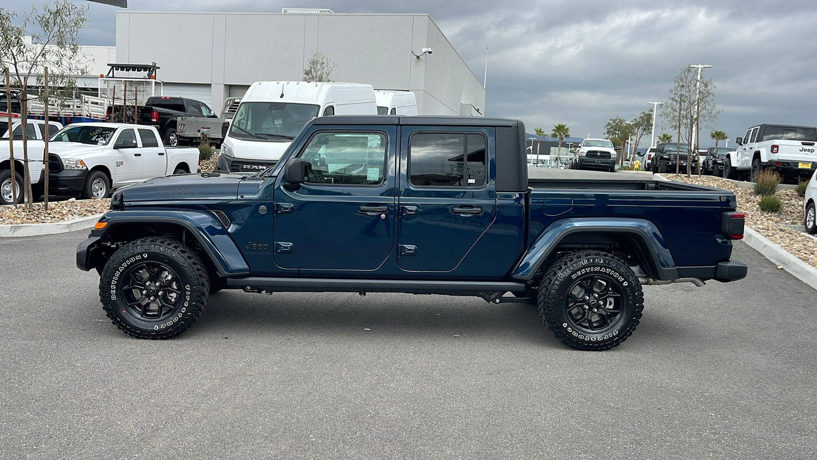 2025 Jeep Gladiator Willys photo 2
