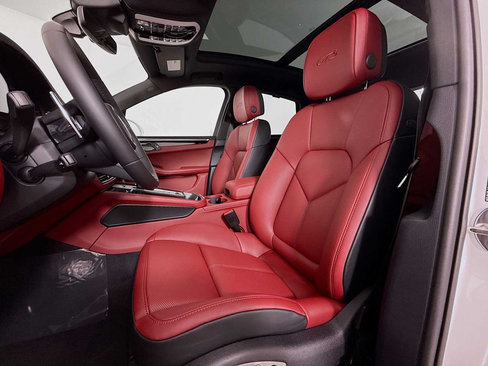 2026 Porsche Macan GTS photo 2