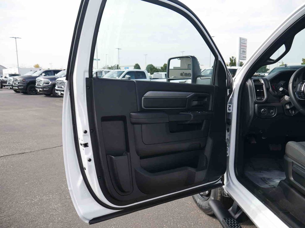 2026 Ram 2500 Tradesman photo 4