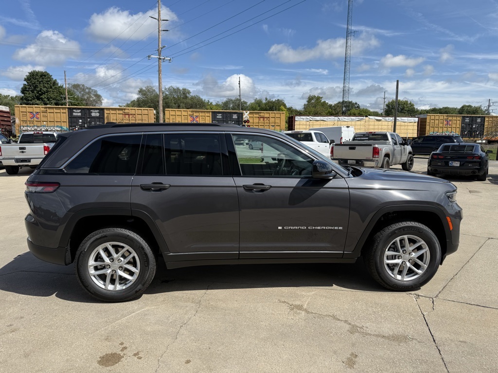 2025 Jeep Grand Cherokee Laredo X photo 3