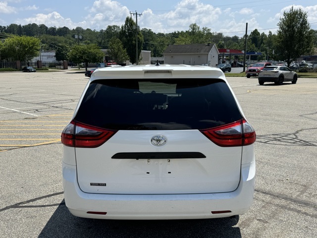 2020 Toyota Sienna L photo 6