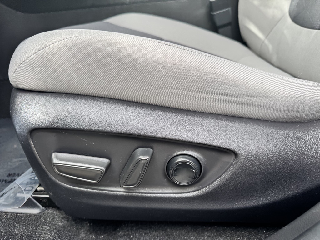 2020 Toyota RAV4 Hybrid XLE photo 17
