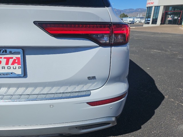 Used 2022 White Diamond Mitsubishi SE image 16