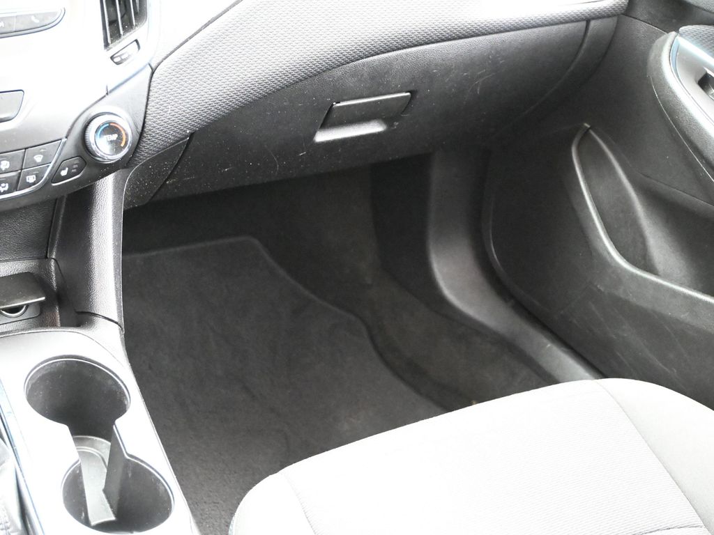 2017 Chevrolet Cruze LT photo 9