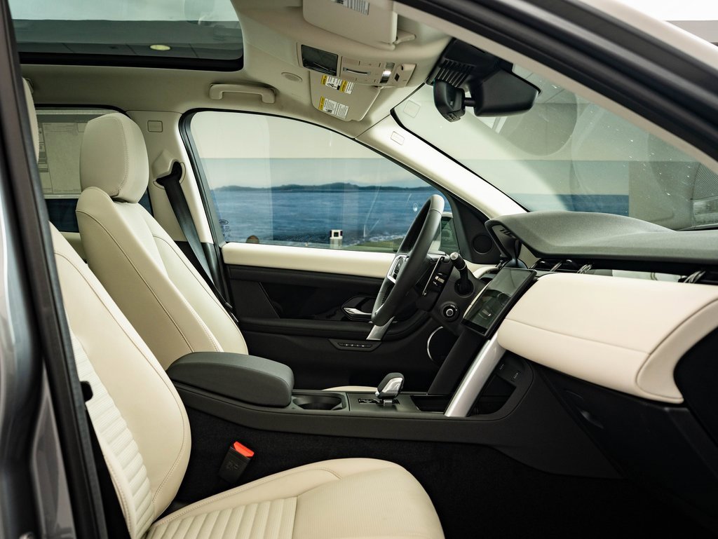 2025 Land Rover Discovery Sport S photo 18