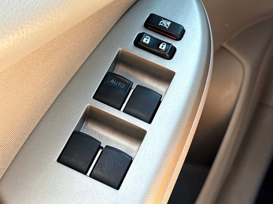 2013 Toyota Corolla LE photo 15