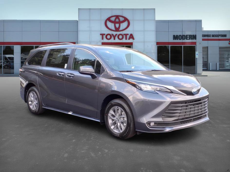2025 Toyota Sienna Hybrid XLE photo 2