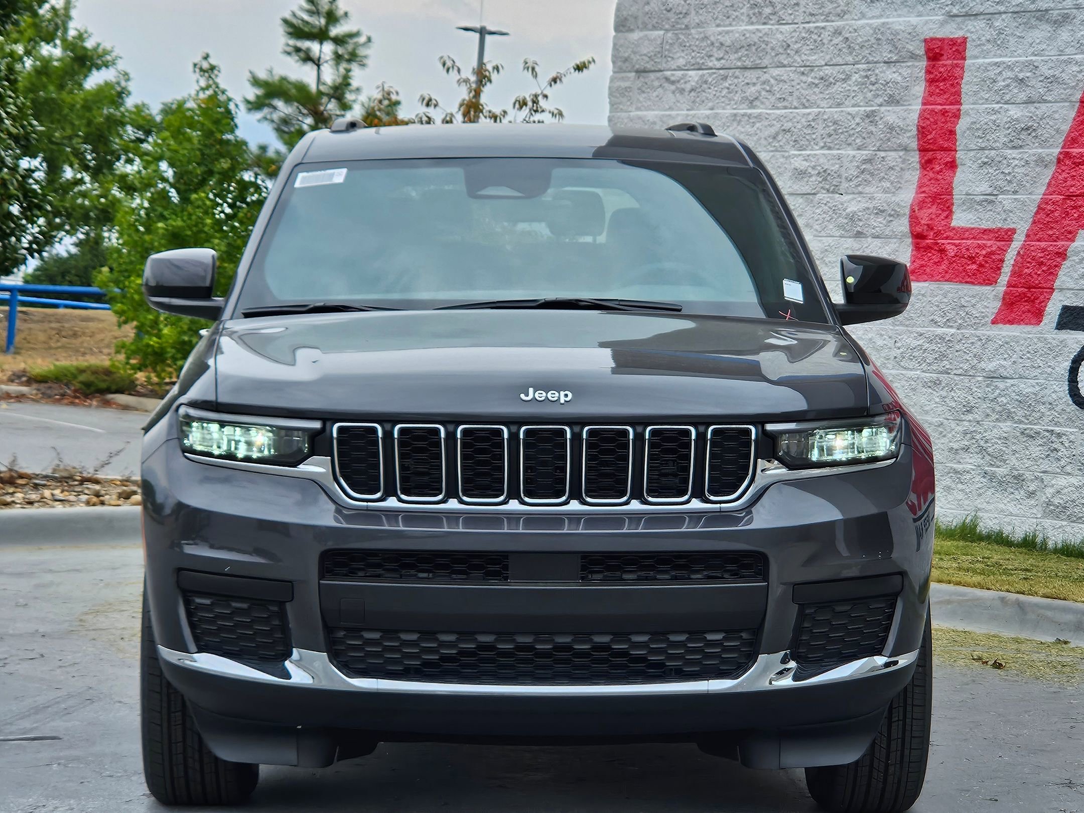 2025 Jeep Grand Cherokee Laredo X photo 2