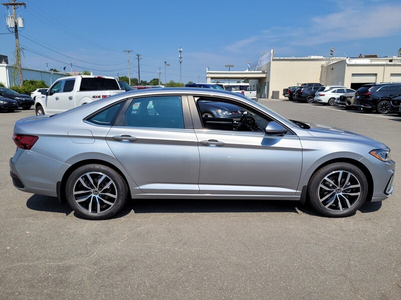 2025 Volkswagen Jetta 1.5T SE photo 2